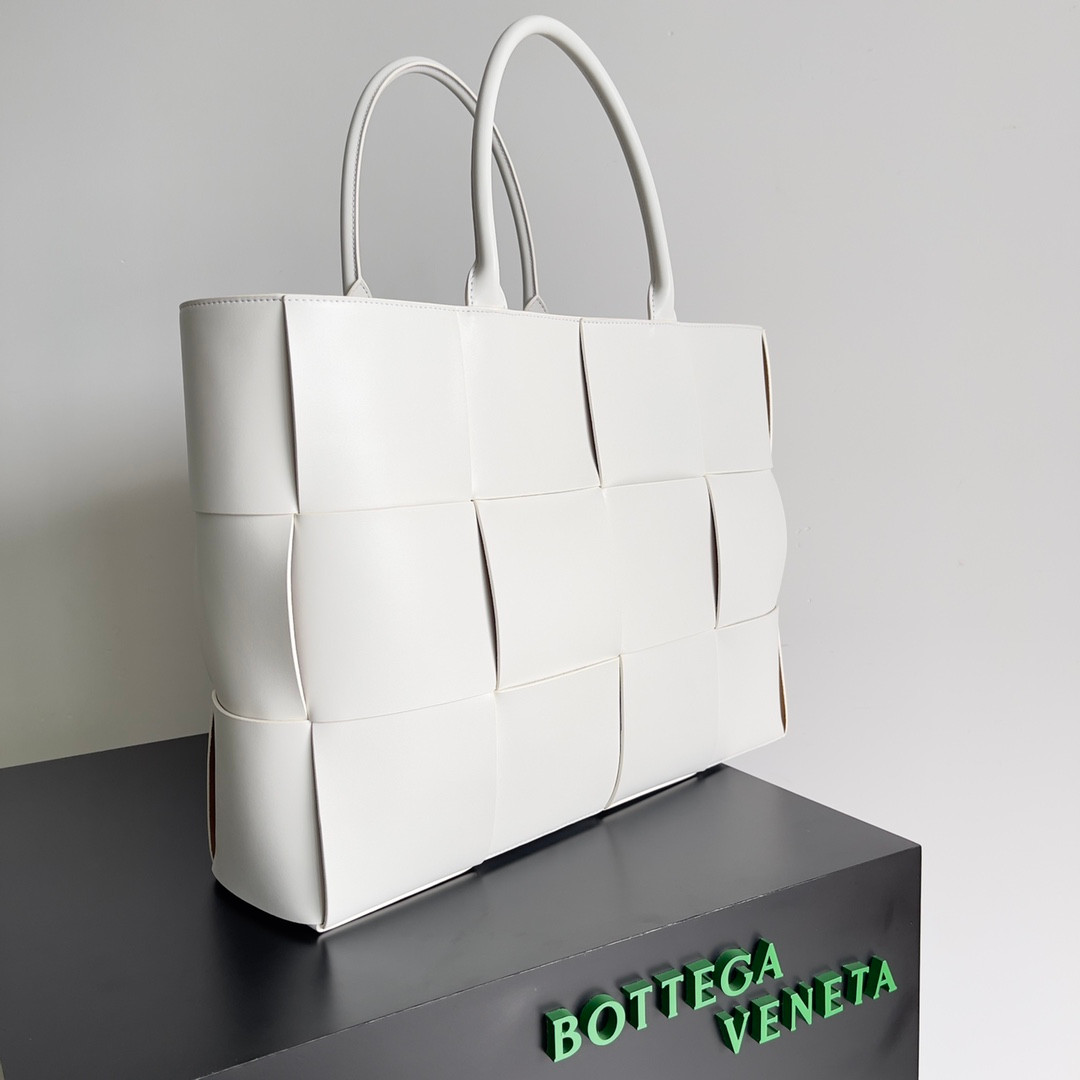 20221117_i1668685241_4127_2.jpg Bottega Veneta Bag - Image 1