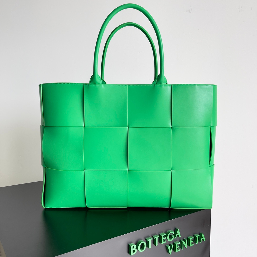 20221117_i1668685423_2837_0.jpg Bottega Veneta Bag - Image 1
