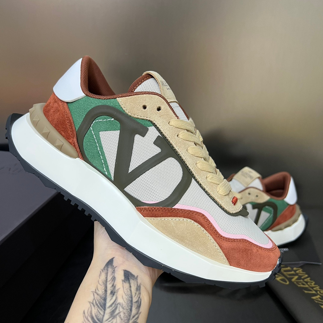 20230222_i1677002773_8801_7.jpg Valentino Sneakers - Image 1